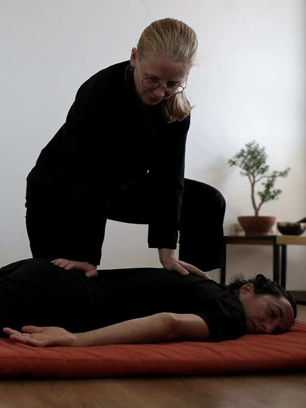 Photo de Juliette Ferrer pratiquant une séance de shiatsu